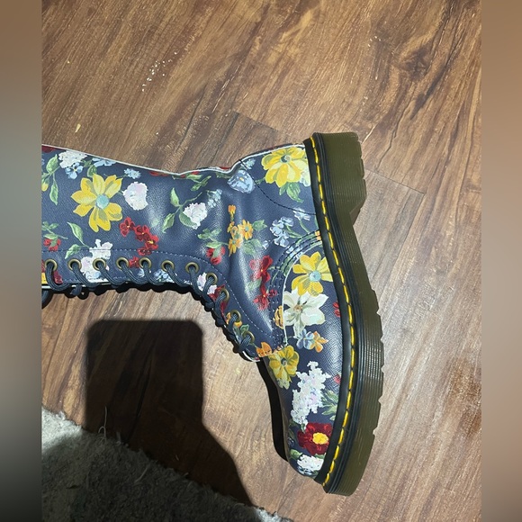 Dr. Martens flowers boots, women’s size 6 US flower print. Original. - Picture 9 of 11